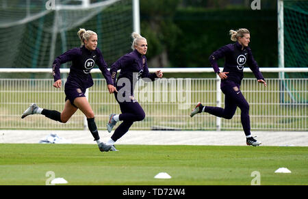 England's Steph Houghton (links), Alex Greenwood (Mitte) und Ellen White (rechts) während einer Schulung in Stade du Kommandant und Deauville. Stockfoto