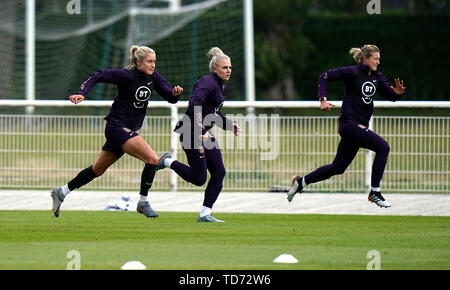 England's Steph Houghton (links), Alex Greenwood (Mitte) und Ellen White (rechts) während einer Schulung in Stade du Kommandant und Deauville. Stockfoto