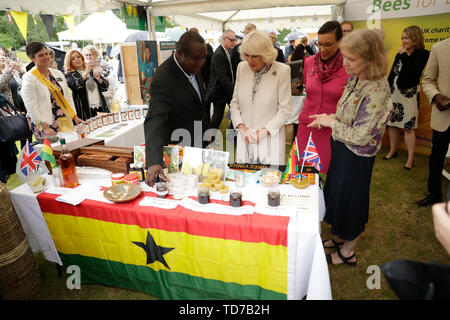 Die Herzogin von Cornwall besucht eine Ghana Honig ausgeht, als sie den Bienen für Entwicklung biennale Bee Garden Party im Marlborough House in London besucht. Stockfoto