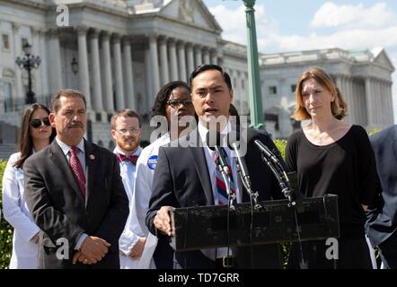 Washington, Vereinigte Staaten von Amerika. 12 Juni, 2019. United States Vertreter Joaquín Castro (Demokrat von Texas) befasst sich mit der Notwendigkeit einer besseren humanitäre Rechte für Flüchtlinge an der Grenze der Vereinigten Staaten in Washington, DC am 12. Juni 2019. Credit: Stefani Reynolds/CNP | Verwendung der weltweiten Kredit: dpa/Alamy leben Nachrichten Stockfoto