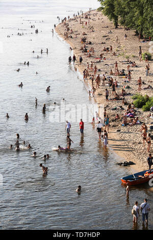 Kiew, Ukraine. 12 Juni, 2019. Menschen Schwimmen und Sonnenbaden am Strand am Fluss Dnjepr heissen Sommertag in Kiew, Ukraine, 12. Juni 2019. Hitze im Sommer fiel in Kiew. Die Temperatur hat die Marke von 31 Grad Celsius Credit: sergii Kharchenko/ZUMA Draht/Alamy Leben Nachrichten weitergegeben Stockfoto