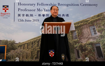 Oxford, UK. 12 Juni, 2019. Chinesische Schriftsteller und Nobelpreisträger Mo Yan spricht während der honorary Fellowship Anerkennung Zeremonie an der Universität Oxford, Großbritannien, am 12. Juni 2019. Mo Yan war Mittwoch der Honorary Fellowship von Regent's Park College, Universität Oxford, in Anerkennung seines Beitrags zur Chinesischen und der Welt Literatur ausgezeichnet. Das College principal Robert Ellis präsentiert das Kleid und auf Mo Stahl an der Zeremonie. Sie enthüllt eine neue Internationale Schreibzentrum benannt nach Mo Quelle: Xinhua/Alamy leben Nachrichten Stockfoto