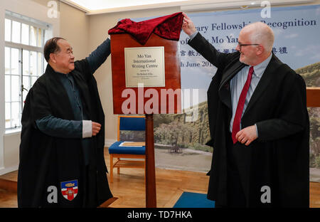 Oxford, UK. 12 Juni, 2019. Chinesische Schriftsteller und Nobelpreisträger Mo Yan (L) und Regent's Park College principal Robert Ellis die Mo Yan Internationale Schreibzentrum während der honorary Fellowship Anerkennung Zeremonie an der Universität Oxford, Großbritannien, am 12. Juni 2019 vorlegen. Mo Yan war Mittwoch der Honorary Fellowship von Regent's Park College, Universität Oxford, in Anerkennung seines Beitrags zur Chinesischen und der Welt Literatur ausgezeichnet. Das College principal Robert Ellis präsentiert das Kleid und auf Mo Stahl an der Zeremonie. Quelle: Xinhua/Alamy leben Nachrichten Stockfoto