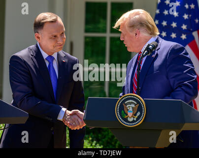 Präsidenten der Vereinigten Staaten Donald J. Trumpf, rechts, und Präsident Andrzej Duda der Republik Polen, Links, Hände schütteln, da sie eine gemeinsame Pressekonferenz im Rosengarten des Weißen Hauses in Washington, DC am Mittwoch, Juni 12, 2019. Credit: Ron Sachs/CNP/MediaPunch Stockfoto