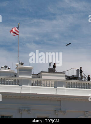 Eine Lockheed Martin F-35 Lightning II Kampfflugzeug, wie die Vereinigten Staaten Präsident Donald J. Trumpf ist die Planung nach Polen zu verkaufen, fliegt über das Weiße Haus in Washington, DC am Mittwoch, 12. Juni 2019. Credit: Ron Sachs/CNP | Verwendung weltweit Stockfoto