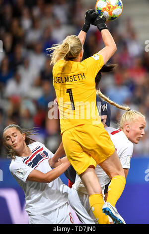 Schön. 12 Juni, 2019. Torwart Ingrid Hjelmseth (Oben) Norwegen konkurriert bei der Gruppe ein Match zwischen Frankreich und Norwegen im Jahr 2019 der FIFA Frauen-WM in Nizza, Frankreich Am 12. Juni 2019. Frankreich gewann 2-1. Credit: Chen Yichen/Xinhua/Alamy leben Nachrichten Stockfoto