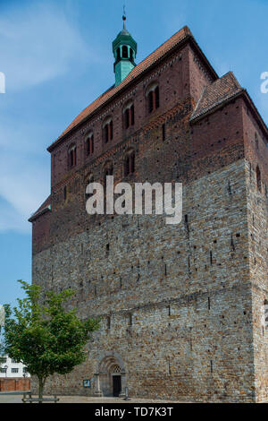 Hansestadt Havelberg, Deutschland. 06 Juni, 2019. Die Kathedrale Sankt Marien zu Havelberg. Uhus haben in einer Nische im Westen Gebäude der Kirche nieder. Eine der drei Küken heraus fiel am 19. Mai 2019 und wurde der Stendal Zoo gebracht. Der Vogel sollte dort bleiben, bis sie flugfähig ist, und in die Freiheit entlassen werden. (Dpa "Eagle Owl Baby aus dem Nest gefallen muss zu Jagen lernen") Credit: Klaus-Dietmar Gabbert/dpa-Zentralbild/dpa/Alamy leben Nachrichten Stockfoto