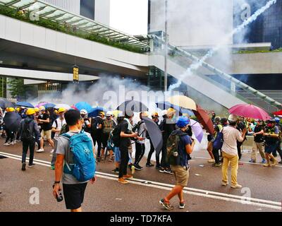 Hongkong, China. 12 Juni, 2019. Hongkong, China - Juni 12., 2019. Gummigeschosse, Tränengas und Pfefferspray werden gefeuert, als Tausende von Demonstranten verurteilen Auslieferung-zu-China Bill in Hongkong. Credit: Gonzales Foto/Alamy leben Nachrichten Stockfoto