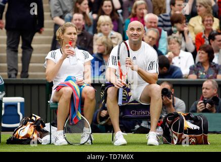 London, Grossbritannien. 17. Mai 2009. firo Tennis: 17.05.2009 Wimbledon Eröffnung des neuen Center Court mit Dacheindeckung Steffi Graf und Andre Agassi in gemischten Format Copyright firo zurück Seite Bilder spielte nur in G ER MA NY! Pfefferackerstr. 2a 45894 G elsenkirchen Deutschland www.firosportphoto.de Mail@firosportphoto.de (V olksbank B ochum W Itten) BLZ.: 430 601 29 Kt. Nr.: 341 117 100, Tel.: 0209 - 9304402 Fax: 0209 - 9304443 | Verwendung der weltweiten Kredit: dpa/Alamy leben Nachrichten Stockfoto
