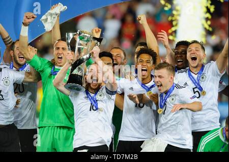 Krakau, Polen. 30. Juni, 2017 firo Fußball, Fußball, international, 30.06.2017 U21-U21-EM-Finale Deutschland - Spanien 1:0 Siegerehrung Deutschland Europameister Sieger Maximilian Arnold mit Thilo Kehrer und MAx Meyer | Verwendung der weltweiten Kredit: dpa/Alamy leben Nachrichten Stockfoto