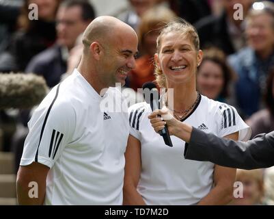London, Grossbritannien. 17. Mai 2009. firo Tennis: 17.05.2009 Wimbledon Eröffnung des neuen Center Court mit Dacheindeckung Steffi Graf und Andre Agassi in gemischten Format Copyright firo zurück Seite Bilder spielte nur in G ER MA NY! Pfefferackerstr. 2a 45894 G elsenkirchen Deutschland www.firosportphoto.de Mail@firosportphoto.de (V olksbank B ochum W Itten) BLZ.: 430 601 29 Kt. Nr.: 341 117 100, Tel.: 0209 - 9304402 Fax: 0209 - 9304443 | Verwendung der weltweiten Kredit: dpa/Alamy leben Nachrichten Stockfoto