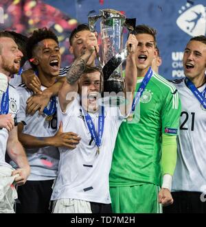 Krakau, Polen. 30. Juni, 2017 firo Fußball, Fußball, international, 30.06.2017 U21-U21-EM-Finale Deutschland - Spanien 1:0 Preisverleihung Deutschland Europameister Max Meyer und Thilo Kehrer mit POkal | Verwendung der weltweiten Kredit: dpa/Alamy leben Nachrichten Stockfoto