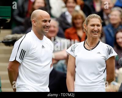 London, Grossbritannien. 17. Mai 2009. firo Tennis: 17.05.2009 Wimbledon Eröffnung des neuen Center Court mit Dacheindeckung Steffi Graf und Andre Agassi in gemischten Format Copyright firo zurück Seite Bilder spielte nur in G ER MA NY! Pfefferackerstr. 2a 45894 G elsenkirchen Deutschland www.firosportphoto.de Mail@firosportphoto.de (V olksbank B ochum W Itten) BLZ.: 430 601 29 Kt. Nr.: 341 117 100, Tel.: 0209 - 9304402 Fax: 0209 - 9304443 | Verwendung der weltweiten Kredit: dpa/Alamy leben Nachrichten Stockfoto
