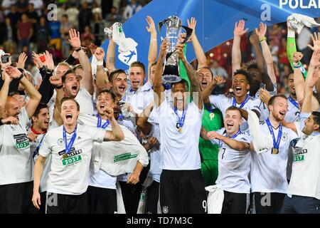 Krakau, Polen. 30. Juni, 2017 firo Fußball, Fußball, international, 30.06.2017 U21-U21-EM-Finale Deutschland - Spanien 1:0 Preisverleihung Deutschland Europäisches Team Foto Foto des Teams GER Davie Selke mit Cup | Verwendung der weltweiten Kredit: dpa/Alamy leben Nachrichten Stockfoto