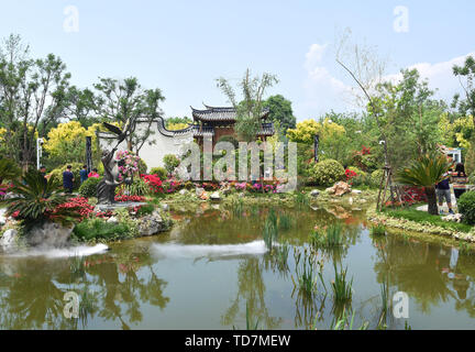 (190613) - Peking, 13. Juni 2019 (Xinhua) - Touristen besuchen die Fujian Garten während Peking Internationale Gartenbauausstellung in Peking, der Hauptstadt von China, 13. Juni 2019. Die fujian Tag Fall trat weg hier am Donnerstag. (Xinhua/Ren Chao) Stockfoto