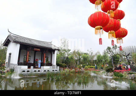 (190613) - Peking, 13. Juni 2019 (Xinhua) - Touristen besuchen die Fujian Garten während Peking Internationale Gartenbauausstellung in Peking, der Hauptstadt von China, 13. Juni 2019. Die fujian Tag Fall trat weg hier am Donnerstag. (Xinhua/Ren Chao) Stockfoto