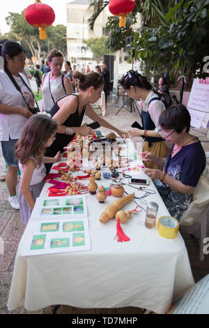 Haifa, Israel. 10 Juni, 2019. Die Menschen vor Ort erfahren Sie mehr über Chinese Folk art'Kürbis schnitzen" in Haifa, Israel, 10. Juni 2019. Ein Ereignis mit Kultur, spezielle Aromen und einzigartige lokale Kunst im Nordwesten der chinesischen Provinz Gansu fand sowohl in Haifa und Tel Aviv. Quelle: Guo yu/Xinhua/Alamy leben Nachrichten Stockfoto