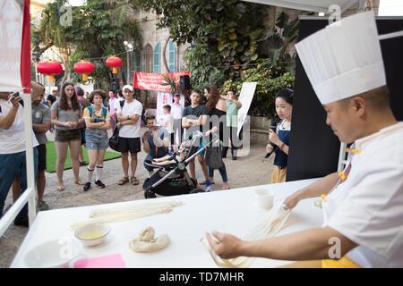 Haifa, Israel. 10 Juni, 2019. Ein Koch macht Lanzhou Rindfleisch Nudeln, eine 200 Jahre alte Spezialität im Nordwesten der chinesischen Provinz Gansu, in Haifa, Israel, 10. Juni 2019. Ein Ereignis mit Kultur, spezielle Aromen und einzigartige lokale Kunst im Nordwesten der chinesischen Provinz Gansu fand sowohl in Haifa und Tel Aviv. Quelle: Guo yu/Xinhua/Alamy leben Nachrichten Stockfoto