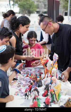 Haifa, Israel. 10 Juni, 2019. Die Menschen vor Ort erfahren Sie mehr über die chinesische Volkskunst "ough Modellierung" in Haifa, Israel, 10. Juni 2019. Ein Ereignis mit Kultur, spezielle Aromen und einzigartige lokale Kunst im Nordwesten der chinesischen Provinz Gansu fand sowohl in Haifa und Tel Aviv. Quelle: Guo yu/Xinhua/Alamy leben Nachrichten Stockfoto