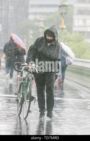 London, Großbritannien. 13. Juni 2019. Fußgänger werden von sintflutartigen Regenfällen und starken Regen über die Westminster Bridge London getroffen. Credit: Amer ghazzal/Alamy leben Nachrichten Stockfoto