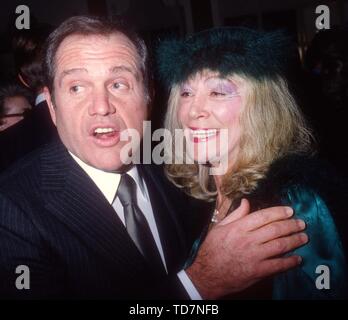 *** Foto *** Sylvia Miles hat im Alter von 94 Jahren gestorben. Alan King und Sylvia Miles 1985 Foto von John Barrett/PHOTOlink/MediaPunch Stockfoto