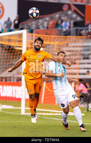 Houston, Texas, USA. 11 Juni, 2019. Houston Dynamo Verteidiger Kevin Garcia (16) und Austin Bold FC vorwärts AndrÅ½ Lima (99) Kopf den Ball bei einem Match zwischen Austin FC und Houston Dynamo bei BBVA Stadion in Houston, Texas. Houston Dynamo 3-2 Maria Lysaker/CSM/Alamy leben Nachrichten Stockfoto