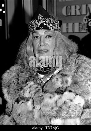 *** Foto *** Sylvia Miles hat im Alter von 94 Jahren gestorben. Sylvia Miles an der Lee Strasberg Memorial Service im Shubert Theatre, Broadway, New York City. Februar 1982 Quelle: Walter McBride/MediaPunch Stockfoto