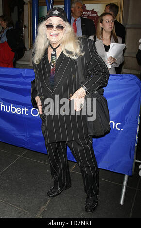 *** Foto *** Sylvia Miles hat im Alter von 94 Jahren gestorben. Syllvia Meilen an der Eröffnung der Nacht Feier für Martin McDonagh's Play der Leutnant von INISHMORE zu Broadway am Lyceum Theater in New York City zu bewegen. Mai 3rd, 2006 Quelle: Walter McBride/MediaPunch Stockfoto