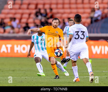 Houston, Texas, USA. 11 Juni, 2019. Houston Dynamo Mittelfeldspieler Thomas McNamara (11) bewegt sich die Kugel, die bei einem Match zwischen Austin FC und Houston Dynamo bei BBVA Stadion in Houston, Texas. An der Hälfte Houston Dynamo führt 3-0. Maria Lysaker/CSM/Alamy leben Nachrichten Stockfoto