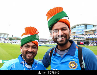 Trent Bridge, Nottingham, UK. 13. Juni, 2019. ICC World Cup Cricket, Indien gegen Neuseeland; Zwei indische Fans tragen Turbane in ihren Nationalen Farben Credit: Aktion plus Sport/Alamy leben Nachrichten Stockfoto