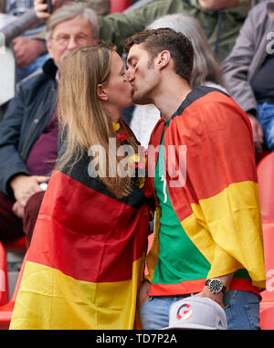 Valenciennes, Frankreich. 12 Juni, 2019. Fans kiss DEUTSCHLAND - SPANIEN Frauen FIFA-Weltpokal France Saison 2018/2019, 12. Juni 2019 in Valenciennes, Frankreich. Credit: Peter Schatz/Alamy leben Nachrichten Stockfoto