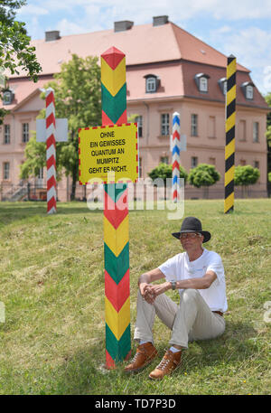 13. Juni 2019, Brandenburg, Straupitz: Harald Larisch, Kurator der Aqaumediale, sitzt neben der Arbeit der Kunst' Ampel (rot-gelb-grün) und einen Spruch von Theodor Fontane: "Ohne eine bestimmte Menge Mumpitz Es kann nicht getan werden, dass Künstler Franz Zauleck von suckow (Brandenburg). Die 13 Aquamediale findet am, im und auf dem Wasser von 15. Juni bis 21. September 2019 Im Spreewalddorf Straupitz. Konzeptionell ist die Ausstellung zeitgenössischer Kunst in der Fontane Jahr ist zu einem 'mentale und physische Reise verpflichtet", so Kurator Harald Larisch erklärt. Zehn engagierte Künstlerinnen mit nationalen und intern Stockfoto