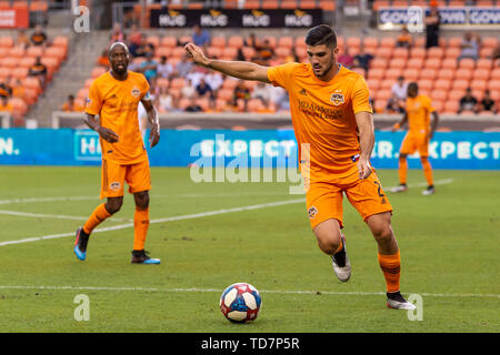 Houston, Texas, USA. 11 Juni, 2019. Houston Dynamo Verteidiger Alejandro Fuenmayor (2) Bewegt sich die Kugel über der Tonhöhe bei einem Match zwischen Austin FC und Houston Dynamo bei BBVA Stadion in Houston, Texas. Houston Dynamo mit 3-2. Maria Lysaker/CSM/Alamy leben Nachrichten Stockfoto