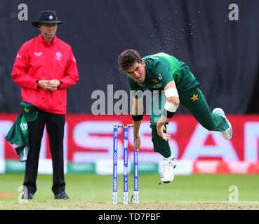 Taunton, Großbritannien. 12 Juni, 2019. Shaheen Afridi von Pakistan bowling Während der Australien v Pakistan, ICC Cricket World Cup Match. In der Grafschaft, Taunton. Credit: Cal Sport Media/Alamy leben Nachrichten Stockfoto