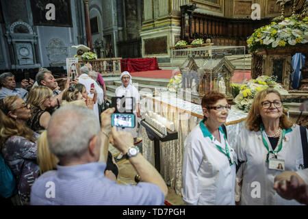 Neapel, Italien. 13. Juni, 2019. Dutzende von Gläubigen Hommage an die Reliquien der Hl. Bernadette von Lourdes, ehemals Marie-Bernarde Soubirous. Die Mädchen im Alter von 14 Jahren, in der zweiten Hälfte des neunzehnten Jahrhunderts, die Erscheinungen der Madonna in der Grotte von Massabielle erlebt, in der französischen Stadt. Die Relikte der französischen Saint in der Neapolitanischen für zwei Tage wurden, wurden sie in der Pfarrei der Beata Vergine di Lourdes und Santa Bernadetta di Ponticelli gebracht. Credit: Unabhängige Fotoagentur Srl/Alamy leben Nachrichten Stockfoto