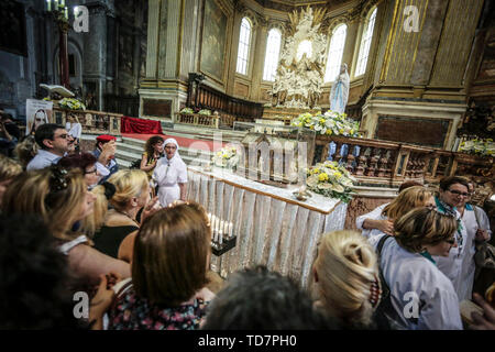 Neapel, Italien. 13. Juni, 2019. Dutzende von Gläubigen Hommage an die Reliquien der Hl. Bernadette von Lourdes, ehemals Marie-Bernarde Soubirous. Die Mädchen im Alter von 14 Jahren, in der zweiten Hälfte des neunzehnten Jahrhunderts, die Erscheinungen der Madonna in der Grotte von Massabielle erlebt, in der französischen Stadt. Die Relikte der französischen Saint in der Neapolitanischen für zwei Tage wurden, wurden sie in der Pfarrei der Beata Vergine di Lourdes und Santa Bernadetta di Ponticelli gebracht. Credit: Unabhängige Fotoagentur Srl/Alamy leben Nachrichten Stockfoto