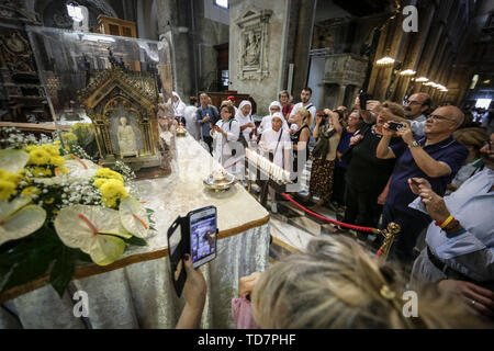 Neapel, Italien. 13. Juni, 2019. Dutzende von Gläubigen Hommage an die Reliquien der Hl. Bernadette von Lourdes, ehemals Marie-Bernarde Soubirous. Die Mädchen im Alter von 14 Jahren, in der zweiten Hälfte des neunzehnten Jahrhunderts, die Erscheinungen der Madonna in der Grotte von Massabielle erlebt, in der französischen Stadt. Die Relikte der französischen Saint in der Neapolitanischen für zwei Tage wurden, wurden sie in der Pfarrei der Beata Vergine di Lourdes und Santa Bernadetta di Ponticelli gebracht. Credit: Unabhängige Fotoagentur Srl/Alamy leben Nachrichten Stockfoto