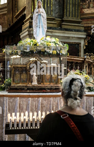 Neapel, Italien. 13. Juni, 2019. Dutzende von Gläubigen Hommage an die Reliquien der Hl. Bernadette von Lourdes, ehemals Marie-Bernarde Soubirous. Die Mädchen im Alter von 14 Jahren, in der zweiten Hälfte des neunzehnten Jahrhunderts, die Erscheinungen der Madonna in der Grotte von Massabielle erlebt, in der französischen Stadt. Die Relikte der französischen Saint in der Neapolitanischen für zwei Tage wurden, wurden sie in der Pfarrei der Beata Vergine di Lourdes und Santa Bernadetta di Ponticelli gebracht. Credit: Unabhängige Fotoagentur Srl/Alamy leben Nachrichten Stockfoto