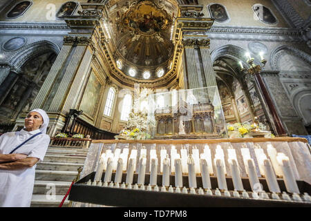 Neapel, Italien. 13. Juni, 2019. Dutzende von Gläubigen Hommage an die Reliquien der Hl. Bernadette von Lourdes, ehemals Marie-Bernarde Soubirous. Die Mädchen im Alter von 14 Jahren, in der zweiten Hälfte des neunzehnten Jahrhunderts, die Erscheinungen der Madonna in der Grotte von Massabielle erlebt, in der französischen Stadt. Die Relikte der französischen Saint in der Neapolitanischen für zwei Tage wurden, wurden sie in der Pfarrei der Beata Vergine di Lourdes und Santa Bernadetta di Ponticelli gebracht. Credit: Unabhängige Fotoagentur Srl/Alamy leben Nachrichten Stockfoto