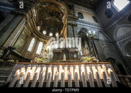 Neapel, Italien. 13. Juni, 2019. Dutzende von Gläubigen Hommage an die Reliquien der Hl. Bernadette von Lourdes, ehemals Marie-Bernarde Soubirous. Die Mädchen im Alter von 14 Jahren, in der zweiten Hälfte des neunzehnten Jahrhunderts, die Erscheinungen der Madonna in der Grotte von Massabielle erlebt, in der französischen Stadt. Die Relikte der französischen Saint in der Neapolitanischen für zwei Tage wurden, wurden sie in der Pfarrei der Beata Vergine di Lourdes und Santa Bernadetta di Ponticelli gebracht. Credit: Unabhängige Fotoagentur Srl/Alamy leben Nachrichten Stockfoto