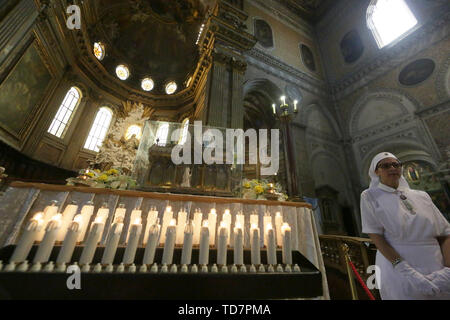 Neapel, Italien. 13. Juni, 2019. Dutzende von Gläubigen Hommage an die Reliquien der Hl. Bernadette von Lourdes, ehemals Marie-Bernarde Soubirous. Die Mädchen im Alter von 14 Jahren, in der zweiten Hälfte des neunzehnten Jahrhunderts, die Erscheinungen der Madonna in der Grotte von Massabielle erlebt, in der französischen Stadt. Die Relikte der französischen Saint in der Neapolitanischen für zwei Tage wurden, wurden sie in der Pfarrei der Beata Vergine di Lourdes und Santa Bernadetta di Ponticelli gebracht. Credit: Unabhängige Fotoagentur Srl/Alamy leben Nachrichten Stockfoto