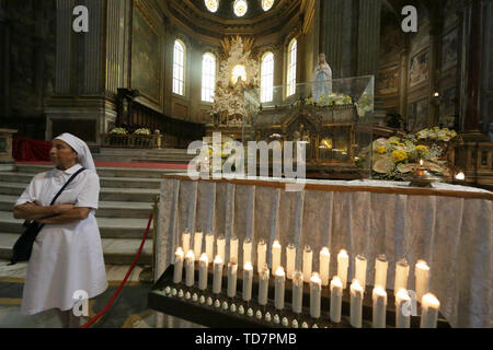 Neapel, Italien. 13. Juni, 2019. Dutzende von Gläubigen Hommage an die Reliquien der Hl. Bernadette von Lourdes, ehemals Marie-Bernarde Soubirous. Die Mädchen im Alter von 14 Jahren, in der zweiten Hälfte des neunzehnten Jahrhunderts, die Erscheinungen der Madonna in der Grotte von Massabielle erlebt, in der französischen Stadt. Die Relikte der französischen Saint in der Neapolitanischen für zwei Tage wurden, wurden sie in der Pfarrei der Beata Vergine di Lourdes und Santa Bernadetta di Ponticelli gebracht. Credit: Unabhängige Fotoagentur Srl/Alamy leben Nachrichten Stockfoto