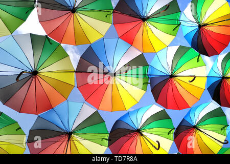 Odessa, Ukraine. 13. Juni, 2019. Bunte sonnenschirme Hintergrund. Viele Sonnenschirme Färbung der Himmel in der Stadt Odessa, Ukraine. Straße Dekoration Credit: Andrey Nekrasov/ZUMA Draht/Alamy leben Nachrichten Stockfoto