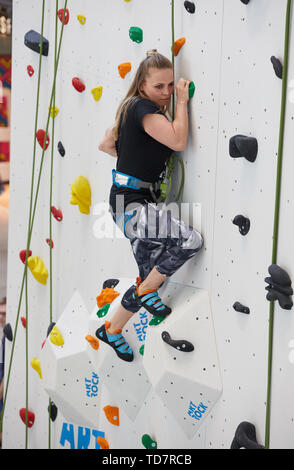 Hamburg, Deutschland. 13. Juni, 2019. Regina Halmich, der ehemalige Box-Weltmeister, klettert hinauf zu einer Kletterwand in der Europa Passage beim Klettern eine Berühmtheit. Die Berühmtheit, die Klettern fand im Rahmen der "Klettern auf der Alster" Veranstaltung, die ein Gast in der Einkaufspassage am Jungfernstieg vom 11. bis 15. Juni 2019. Quelle: dpa Picture alliance/Alamy leben Nachrichten Stockfoto