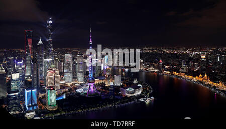 Peking, China. 4 Nov, 2018. Foto an November 4, 2018 zeigt die Nacht Blick auf Shanghai, China. Credit: Fang Zhe/Xinhua/Alamy leben Nachrichten Stockfoto