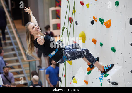 Hamburg, Deutschland. 13. Juni, 2019. Regina Halmich, der ehemalige Box-Weltmeister, hat sich rappelled hinunter eine Kletterwand in der Europa Passage während Berühmtheit klettern. Die Berühmtheit, die Klettern fand im Rahmen der "Klettern auf der Alster" Veranstaltung, die ein Gast in der Einkaufspassage am Jungfernstieg vom 11. bis 15. Juni 2019. Quelle: Georg Wendt/dpa/Alamy leben Nachrichten Stockfoto