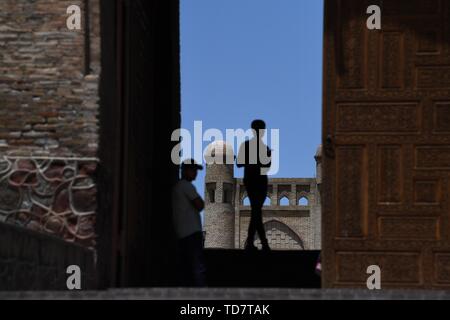 Duschanbe, Tadschikistan. 12 Juni, 2019. Menschen besuchen Hisor Festung in Hisor, westlich von Duschanbe, Tadschikistan, 12. Juni 2019. Credit: Sadat/Xinhua/Alamy leben Nachrichten Stockfoto