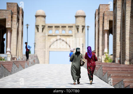 Duschanbe, Tadschikistan. 12 Juni, 2019. Menschen besuchen Hisor Festung in Hisor, westlich von Duschanbe, Tadschikistan, 12. Juni 2019. Credit: Sadat/Xinhua/Alamy leben Nachrichten Stockfoto