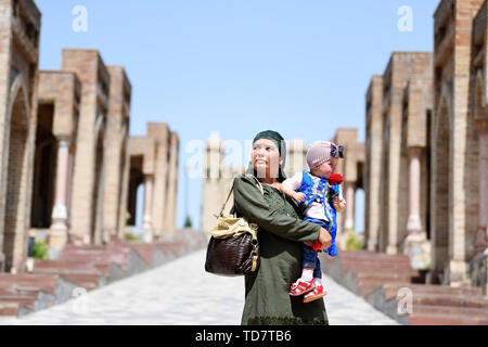 Duschanbe, Tadschikistan. 12 Juni, 2019. Menschen besuchen Hisor Festung in Hisor, westlich von Duschanbe, Tadschikistan, 12. Juni 2019. Credit: Sadat/Xinhua/Alamy leben Nachrichten Stockfoto