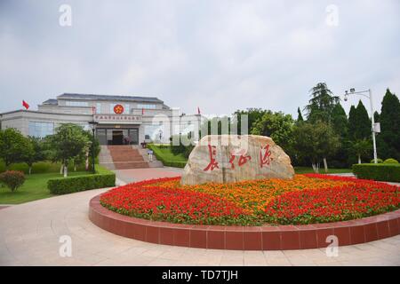 (190613) - YUDU, Juni 11, 2019 (Xinhua) - Foto am 20. Mai 2019 zeigt ein Memorial Hall Kennzeichnung der Abreise der Lange Marsch durch die Zentrale rote Armee in Yudu County, im Osten der chinesischen Provinz Jiangxi. Yudu ist der Ausgangspunkt für den langen Marsch, eine militärische Manöver durch die chinesischen Arbeiter und Bauern" Rote Armee von 1934 bis 1936 durchgeführt. China hat eine Aktivität, die Journalisten, die Route der Lange Marsch zum retrace gestartet. Die Aktivität wird bei einer Hommage an die revolutionären Märtyrer und die Weitergabe der Traditionen der Revolution, als das Land feiert die 70Th anni Stockfoto